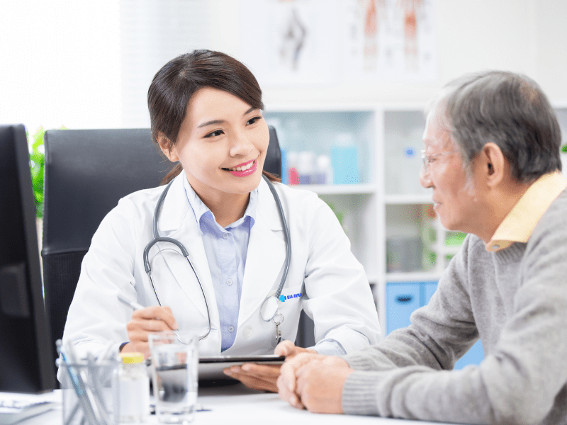 Thăm khám sau mổ bướu cổ