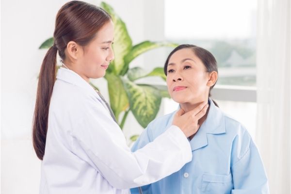 Bướu cổ lành tính có nên mổ không ?