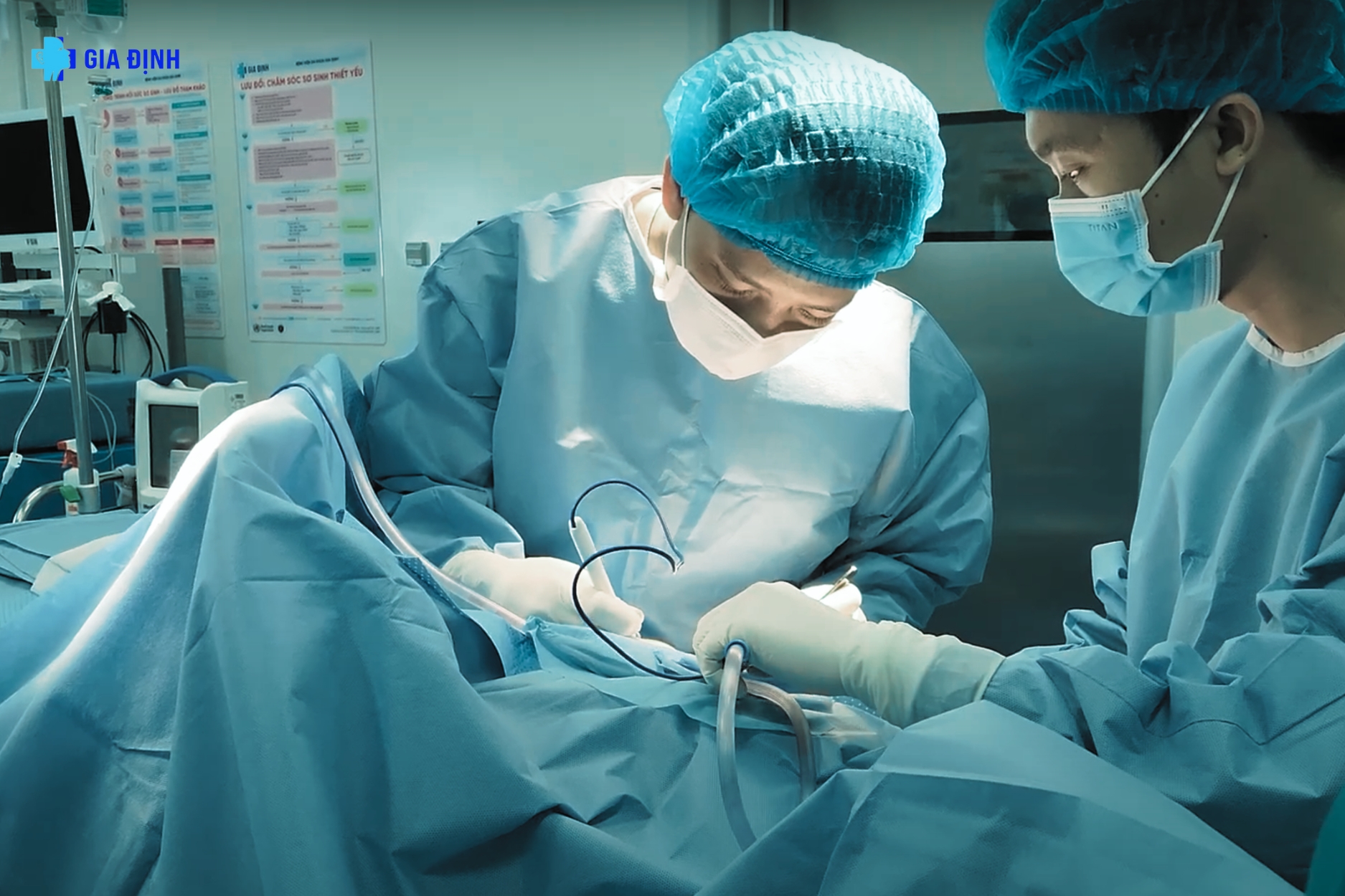 BSCKI. Đặng Duy Hoàng thực hiện phẫu thuật kết hợp xương