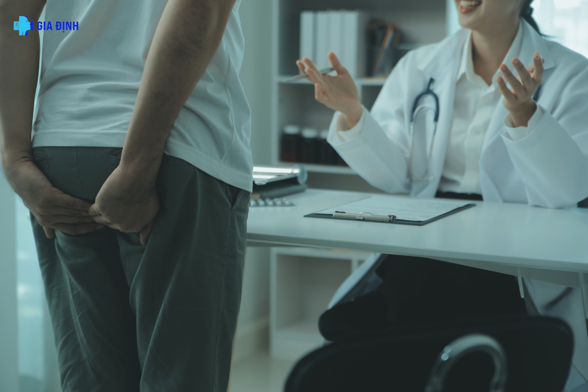 người bệnh mắc bệnh trĩ đi khám bác sĩ