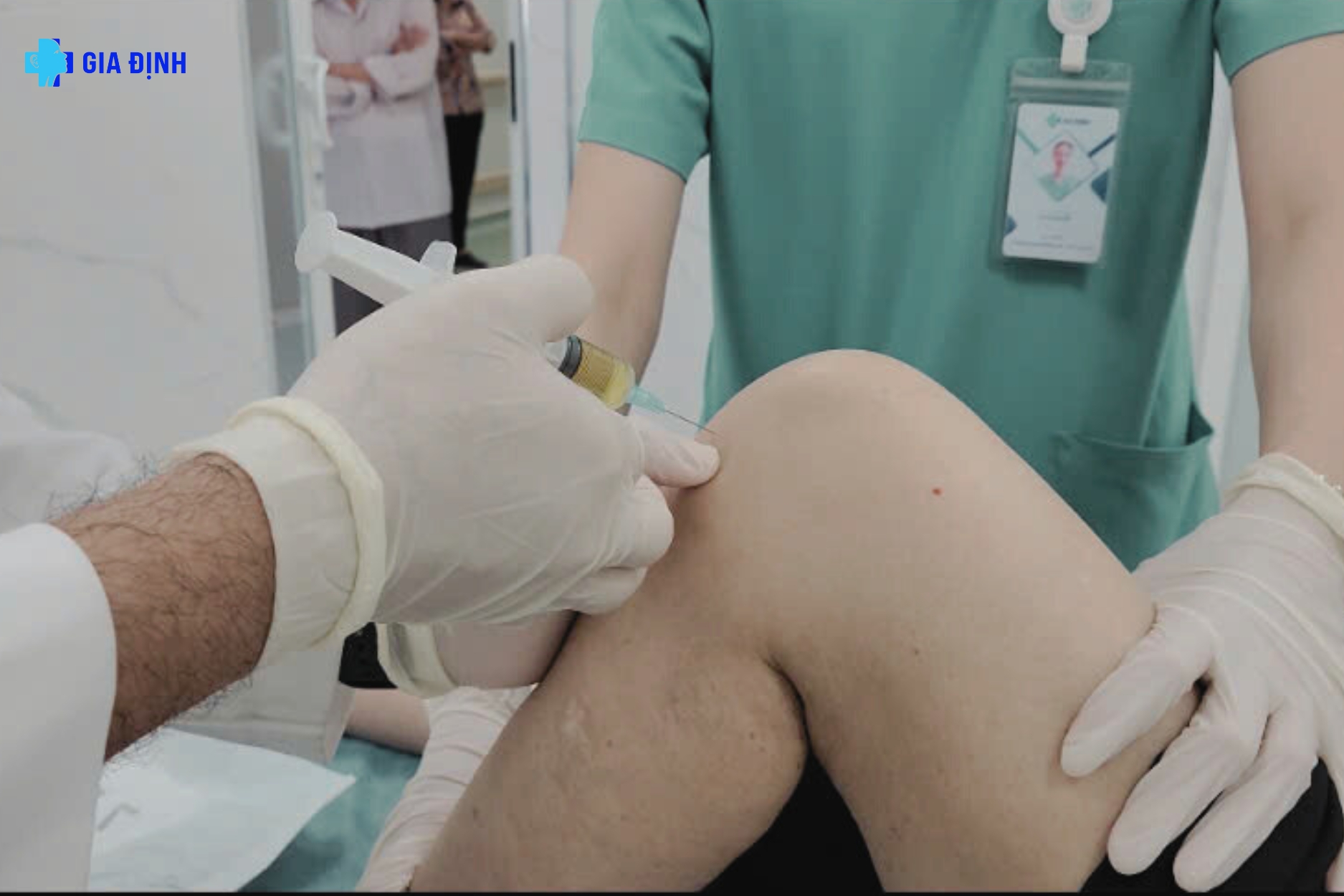 BSCKI. Đặng Duy Hoàng thực hiện tiêm PRP trong điều trị viêm gân