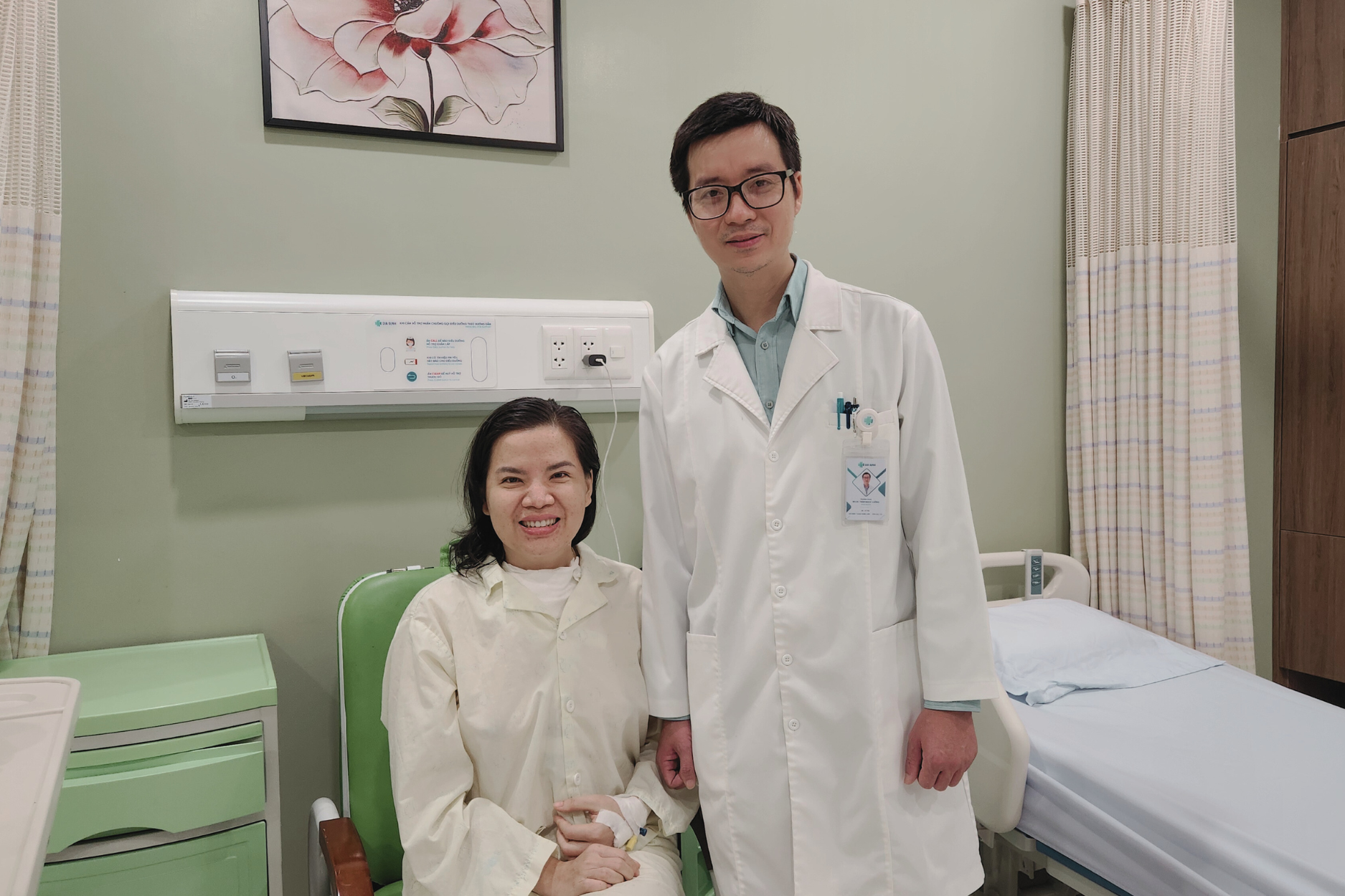 Hình ảnh BSCKI. Trần Ngọc Lưỡng (bên phải) và chị Tài (bên trái) sau phẫu thuật