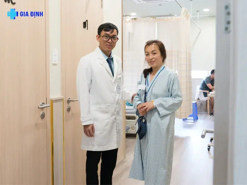 Người bệnh chụp ảnh cùng bác sĩ